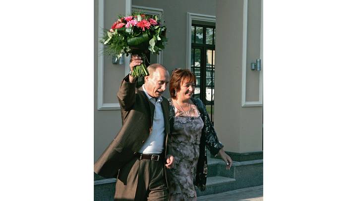 Владимир и Людмила Путины направляются на неформальный ужин с президентом США Джорджем Бушем, 2006 год / Фото: РИА Новости Владимир и Людмила Путины направляются на неформальный ужин с президентом США Джорджем Бушем, 2006 год / Фото: РИА Новости