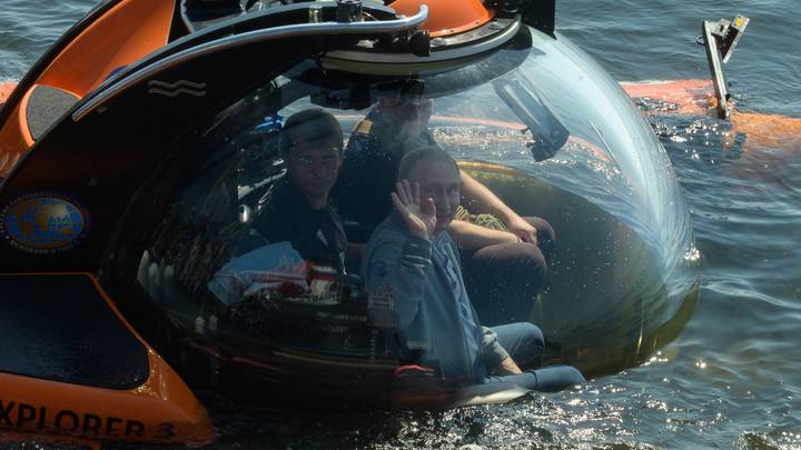 Владимир Путин перед погружением в батискафе на дно Финского залива, 2019 год / Фото: РИА Новости Владимир Путин перед погружением в батискафе на дно Финского залива, 2019 год / Фото: РИА Новости