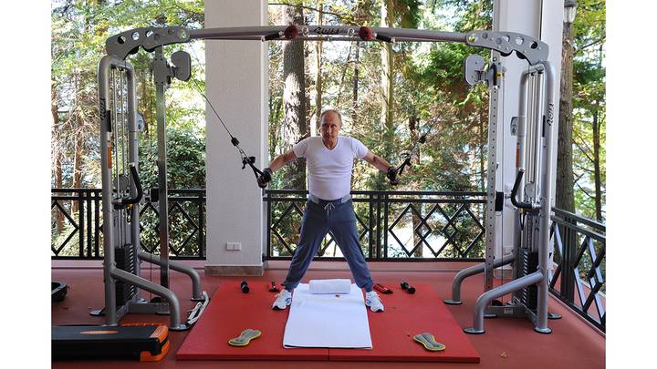 Владимир Путин в тренажерном зале в резиденции «Бочаров ручей», 2015 год / Фото: Михаил Климентьев / ТАСС