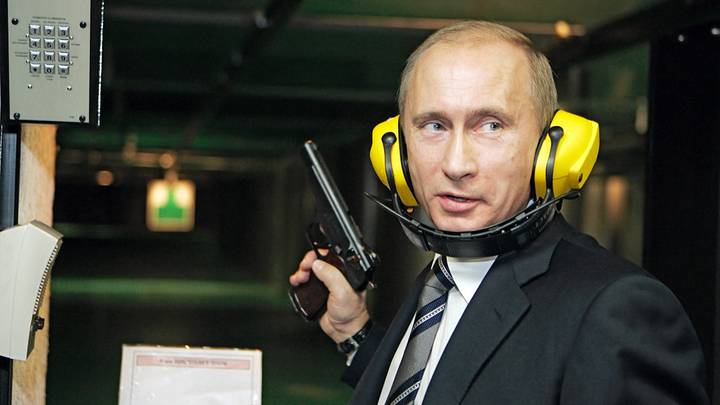 Владимир Путин во время посещения новой штаб-квартиры Главного разведывательного управления Генштаба ВС РФ, 2006 год / Фото: ИТАР-ТАСС/ Дмитрий Астахов Владимир Путин во время посещения новой штаб-квартиры Главного разведывательного управления Генштаба ВС РФ, 2006 год / Фото: ИТАР-ТАСС/ Дмитрий Астахов