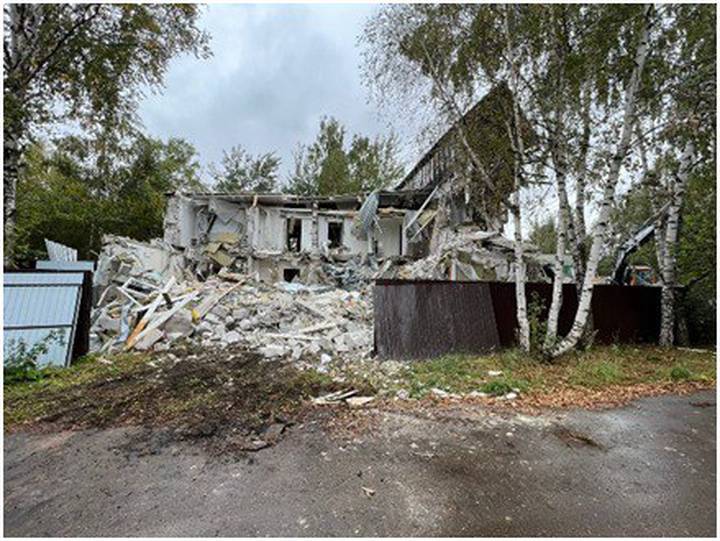 Здание незаконно построенной гостиницы демонтировали в Новой Москве