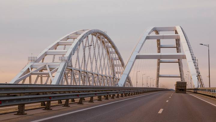 Движение автомобилей на Крымском мосту приостановят 31 января
