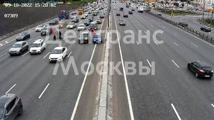 Два автомобиля и мотоцикл столкнулись на 56-м километре МКАД