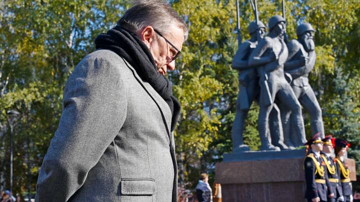 Власти столицы провели мероприятия, посвященные героям народного ополчения, которые ценой жизни защитили свою землю