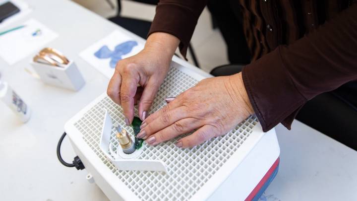  Горожане старшего поколения могут научиться создавать уникальные изделия на занятиях проекта «Московское долголетие»