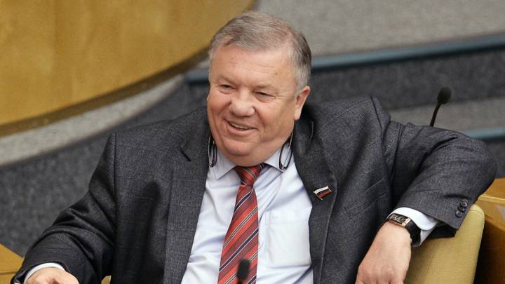 Председатель комитета Государственной Думы по обороне Владимир Комоедов на пленарном заседании нижней палаты российского парламента