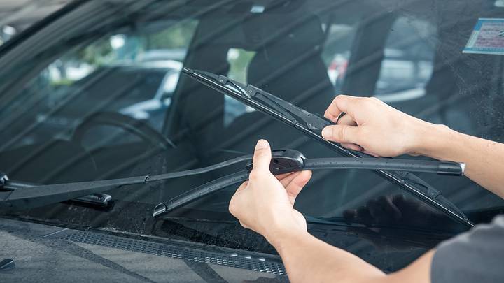 Автоэксперт Субботин перечислил правила выбора щеток стеклоочистителей