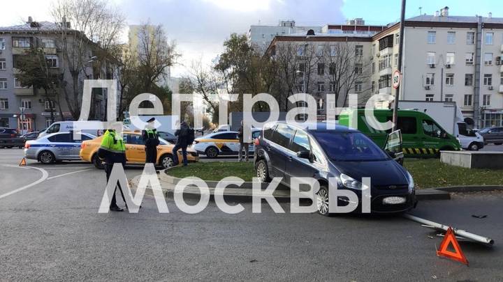 Автомобиль вылетел на газон в результате ДТП на юге столицы