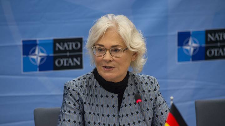 Министр обороны ФРГ заявила о проблемах Европы после ракетного инцидента в Польше