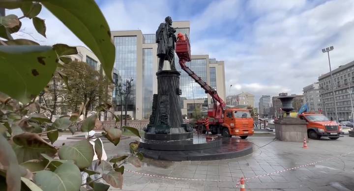 Памятник инженеру Шухову промыли в Москве в рамках подготовки к зиме