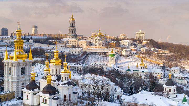 Вертолет упал рядом с детским садом и загорелся в Киевской области