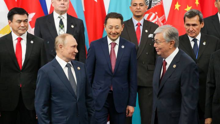 На переднем плане слева направо — президент РФ Владимир Путин и президент Казахстана Касым-Жомарт Токаев на VI саммите Совещания по взаимодействию и мерам доверия в Азии 