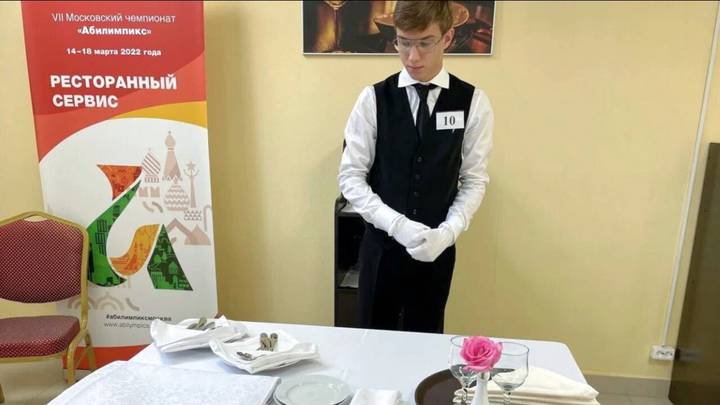 В компетенции «Ресторанный сервис» на всероссийских соревнованиях первое место занял москвич Игорь Борисов