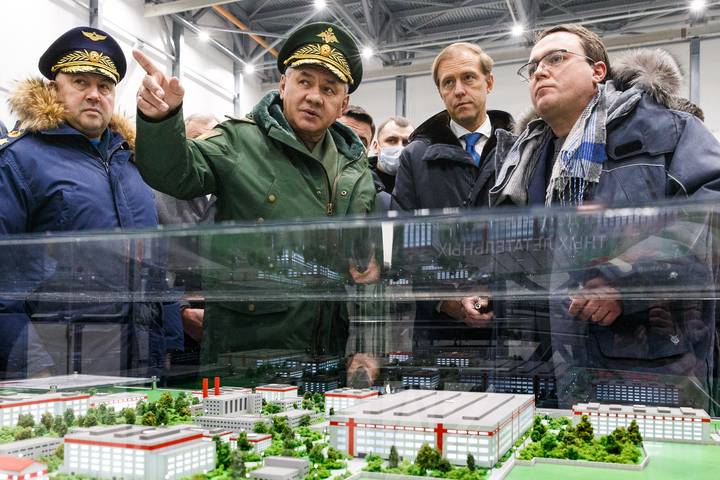 Генерал-полковник Сергей Суровикин, министр обороны РФ Сергей Шойгу и министр промышленности и торговли РФ Денис Мантуров (слева направо) во время проверки первого в России специализированного завода по выпуску крупноразмерных военных беспилотных летательных аппаратов (БПЛА) компании «Кронштадт»