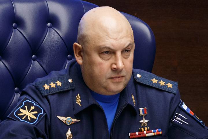 Главнокомандующий Воздушно-космическими силами РФ Сергей Суровикин на брифинге в Национальном центре управления обороной