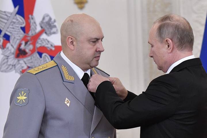 Генерал-полковник Сергей Суровикин и президент РФ Владимир Путин (слева направо) во время вручения государственных наград военнослужащим Вооруженных сил РФ, наиболее отличившимся в ходе выполнения специальных задач в Сирии, в Георгиевском зале Большого Кремлевского дворца
