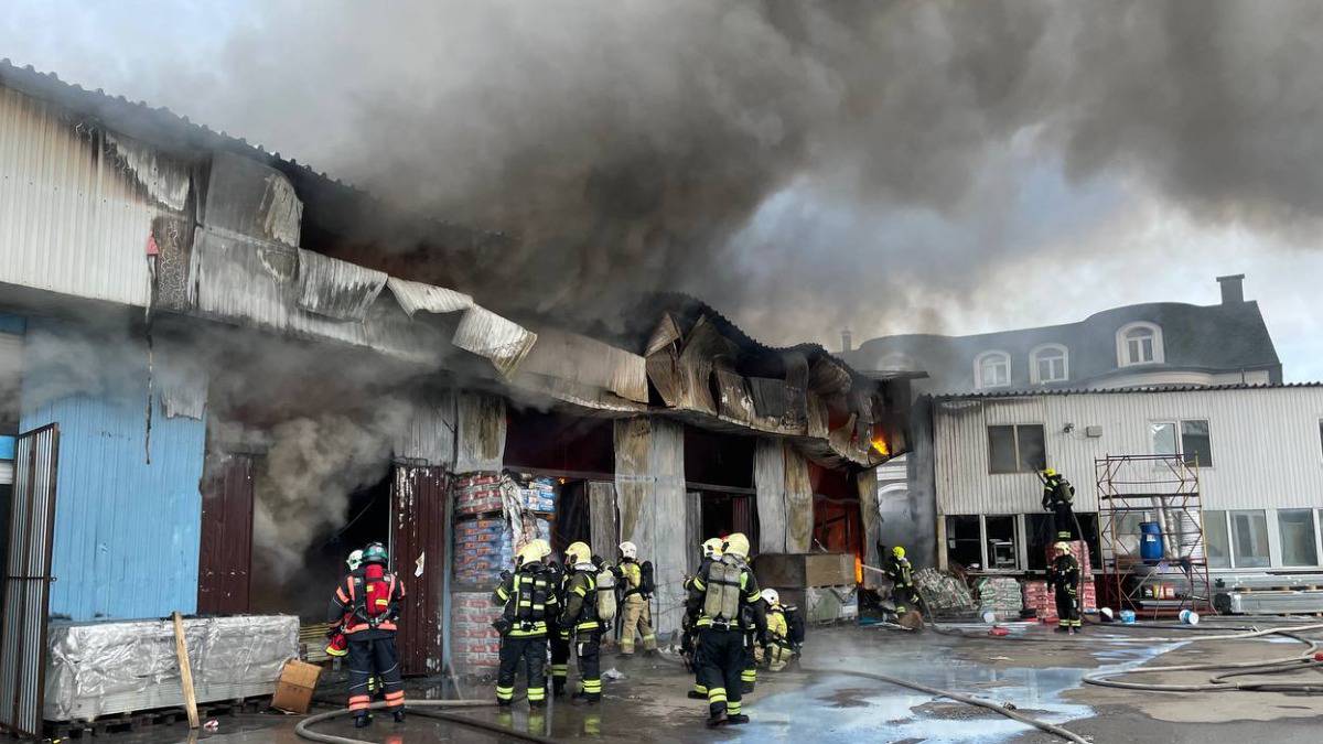 Появилось видео крупного пожара на строительном рынке в Новой Москве
