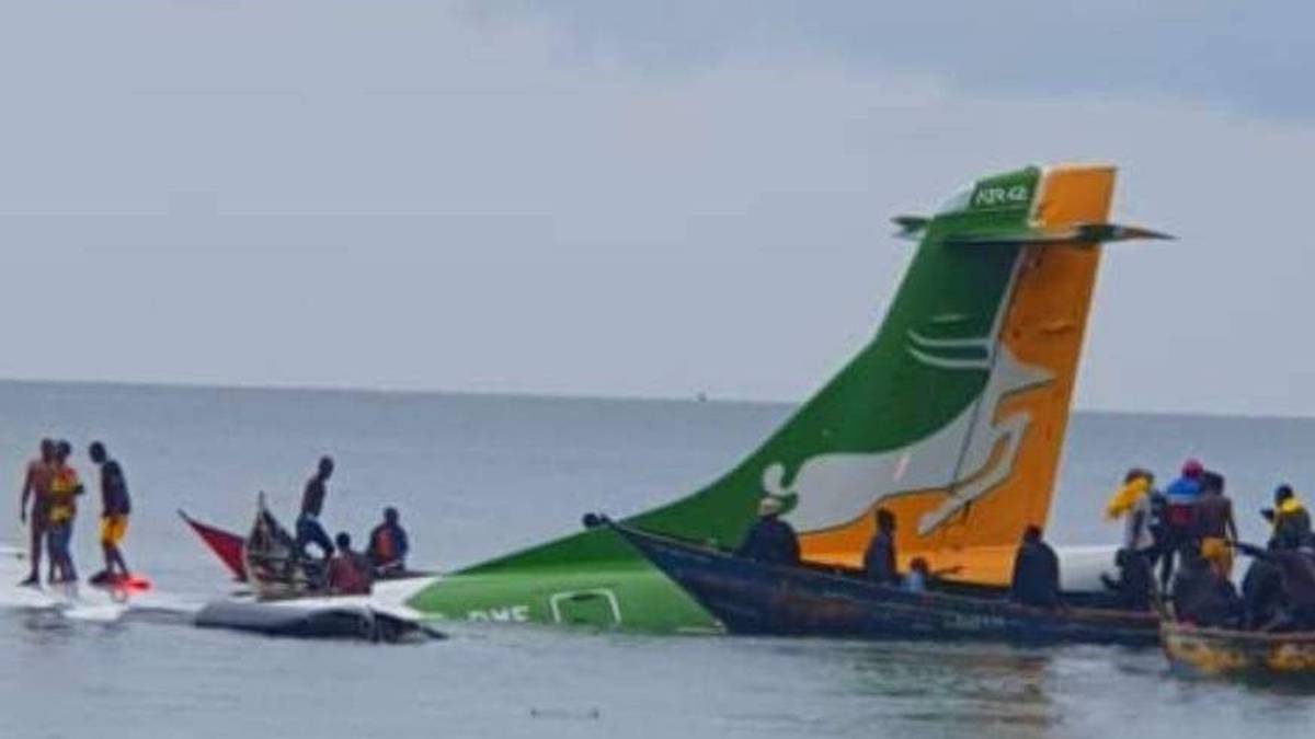 Самолет с 53 пассажирами на борту рухнул в озеро в Танзании
