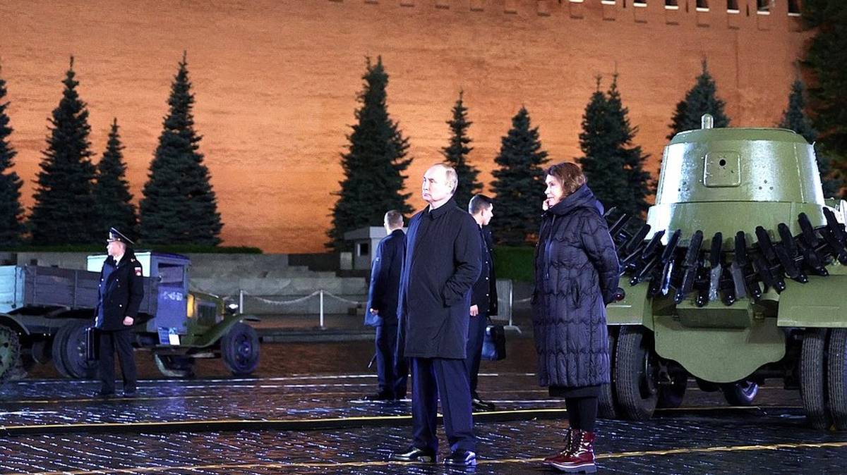 Путин посетил интерактивный музей на Красной площади, посвященный истории обороны Москвы