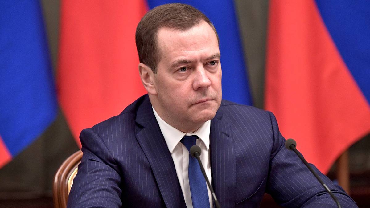 Медведев сопроводил пост о решении МУС по аресту Путина значком с туалетной бумагой