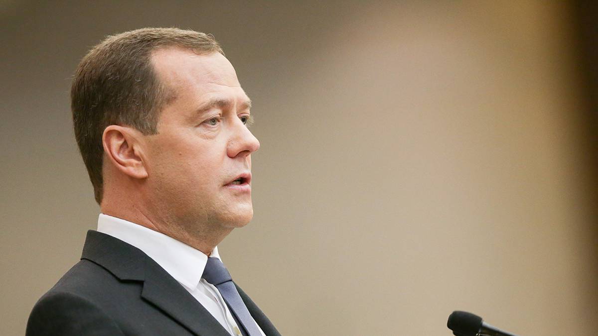 «Отчаянный дед»: Медведев дал совет Белому дому в случае победы Байдена на выборах