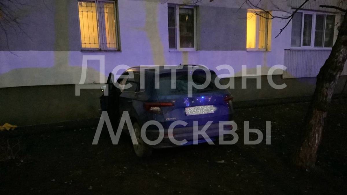 Автомобиль врезался в стену жилого дома на северо-востоке Москвы