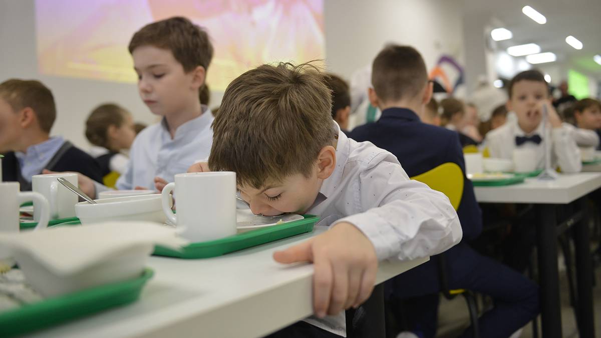 Названы самые популярные блюда в школьных столовых в Москве
