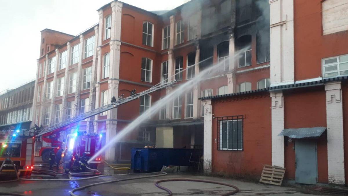 Названы возможные причины пожара на бывшем заводе «Зингер»