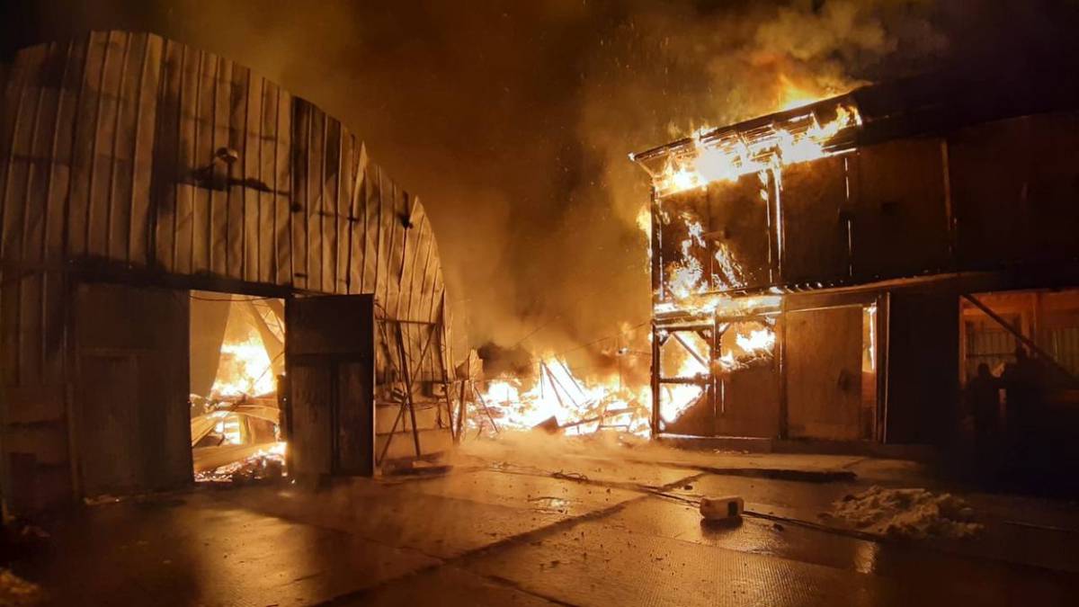 Пожар на складе со стройматериалами на Рублевском шоссе ликвидировали