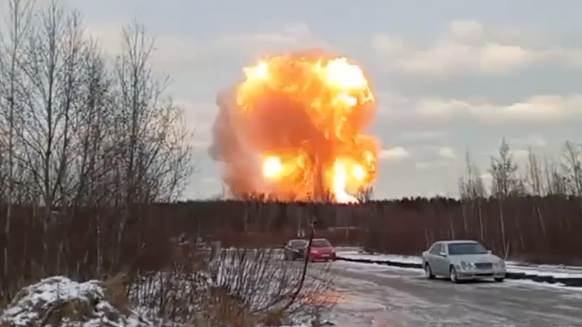 Крупный пожар начался на газозаправочной станции в Ленинградской области