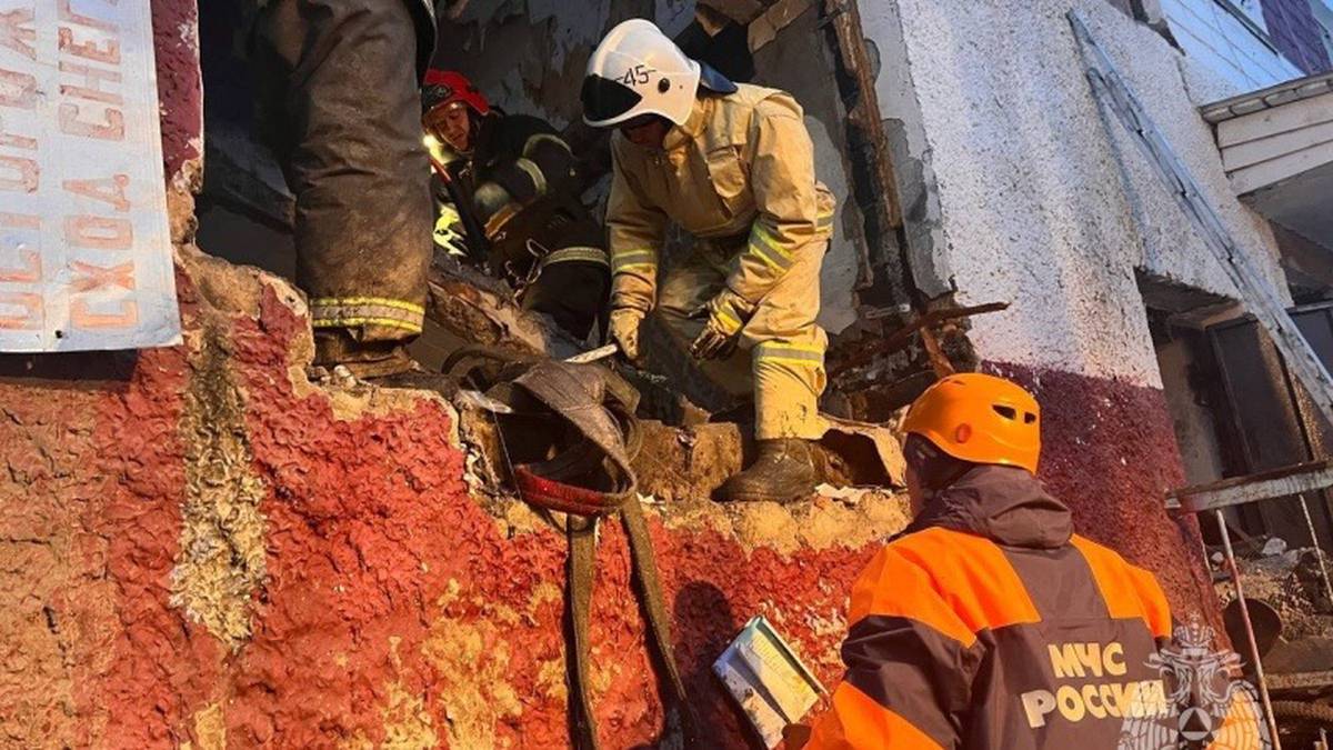 Власти заявили об опасности обрушения в доме на Сахалине после взрыва газа
