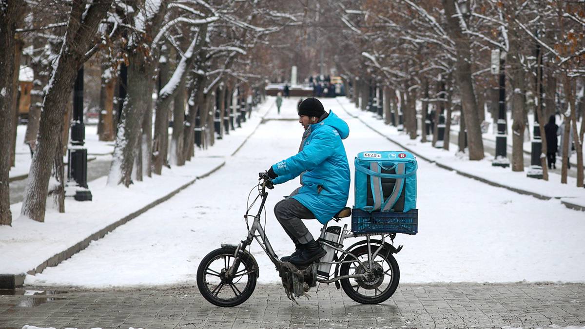 Семь ДТП с участием курьеров на велосипедах произошло в Москве в январе