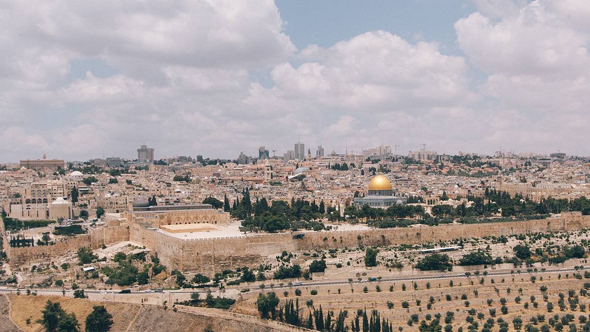 Неизвестный открыл огонь по людям в Восточном Иерусалиме 