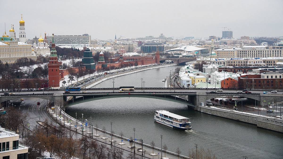 Синоптики предупредили москвичей об облачной погоде и гололедице 17 марта