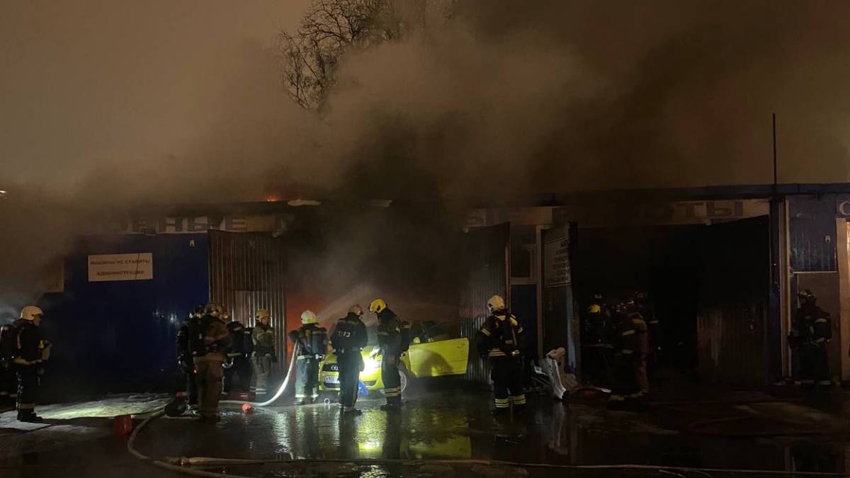 Пожар произошел в автосервисе на севере Москвы