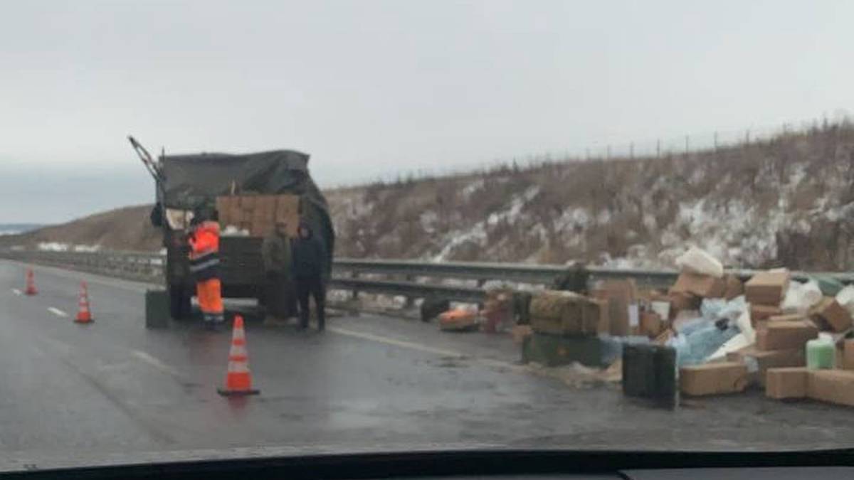 Грузовик опрокинулся на проезжую часть на ЦКАД в районе Домодедово
