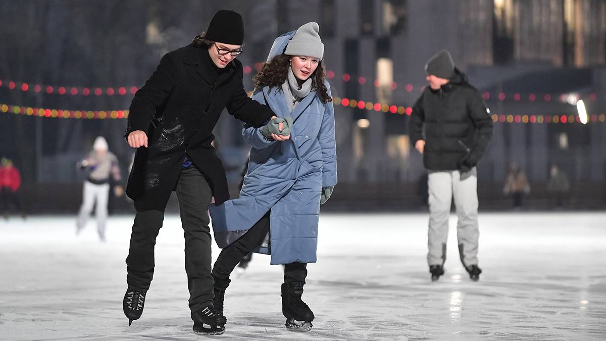 Москвичей бесплатно научат кататься на коньках в рамках проекта «Мой спортивный район»