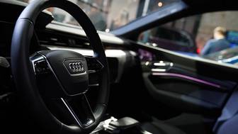 Shot: Подозрительную коробку под днищем Audi нашли в автосалоне в Москве