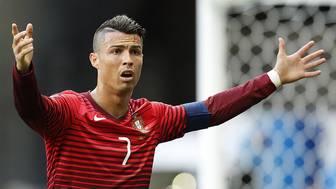 Криштиану Роналду получил красную карточку в матче против Ирландии