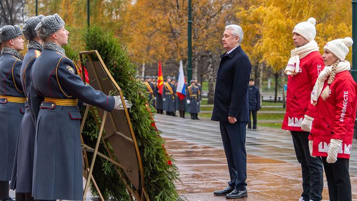 Собянин возложил венок к Могиле Неизвестного Солдата в годовщину Парада 1941 года