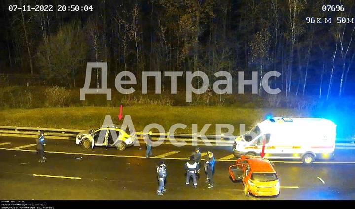Ребенок пострадал в ДТП с грузовиком и тремя легковыми автомобилями на МКАД