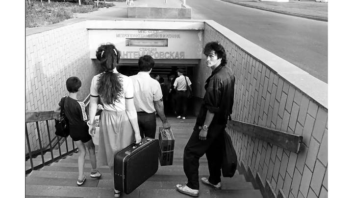 Виктор Цой у метро Кантемировская в 1986 году. Фото Игоря Мухина / Фото: mos.ru / Официальный сайт мэра Москвы