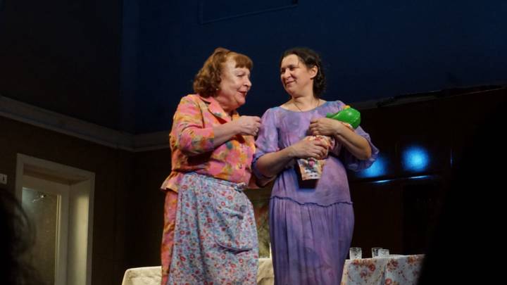 Олеся Железняк в спектакле «Под одной крышей» в роли Валентины (справа) с народной артисткой РФ Татьяной Кравченко (Нина Петровна) 