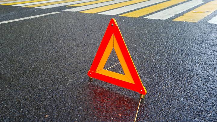 Автомобиль сбил женщину с двумя детьми на тротуаре на северо-западе Москвы