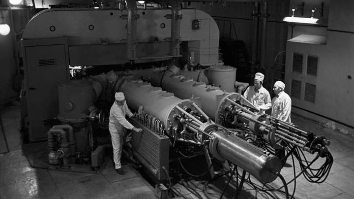 Физики-ядерщики у циклотрона, 1978 год / Фото: РИА Новости