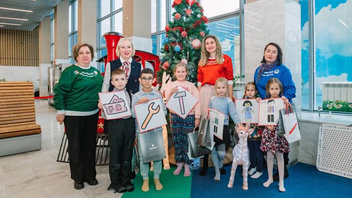 Многодетные мамы стали участницами иммерсивного аудиоспектакля на Ленинградском вокзале Москвы