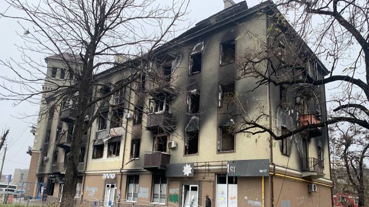 К сожалению, так выглядят сегодня многие дома в Мариуполе. Строителям предстоит еще много работы