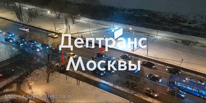 Автомобиль вылетел на тротуар после ДТП на северо-западе Москвы