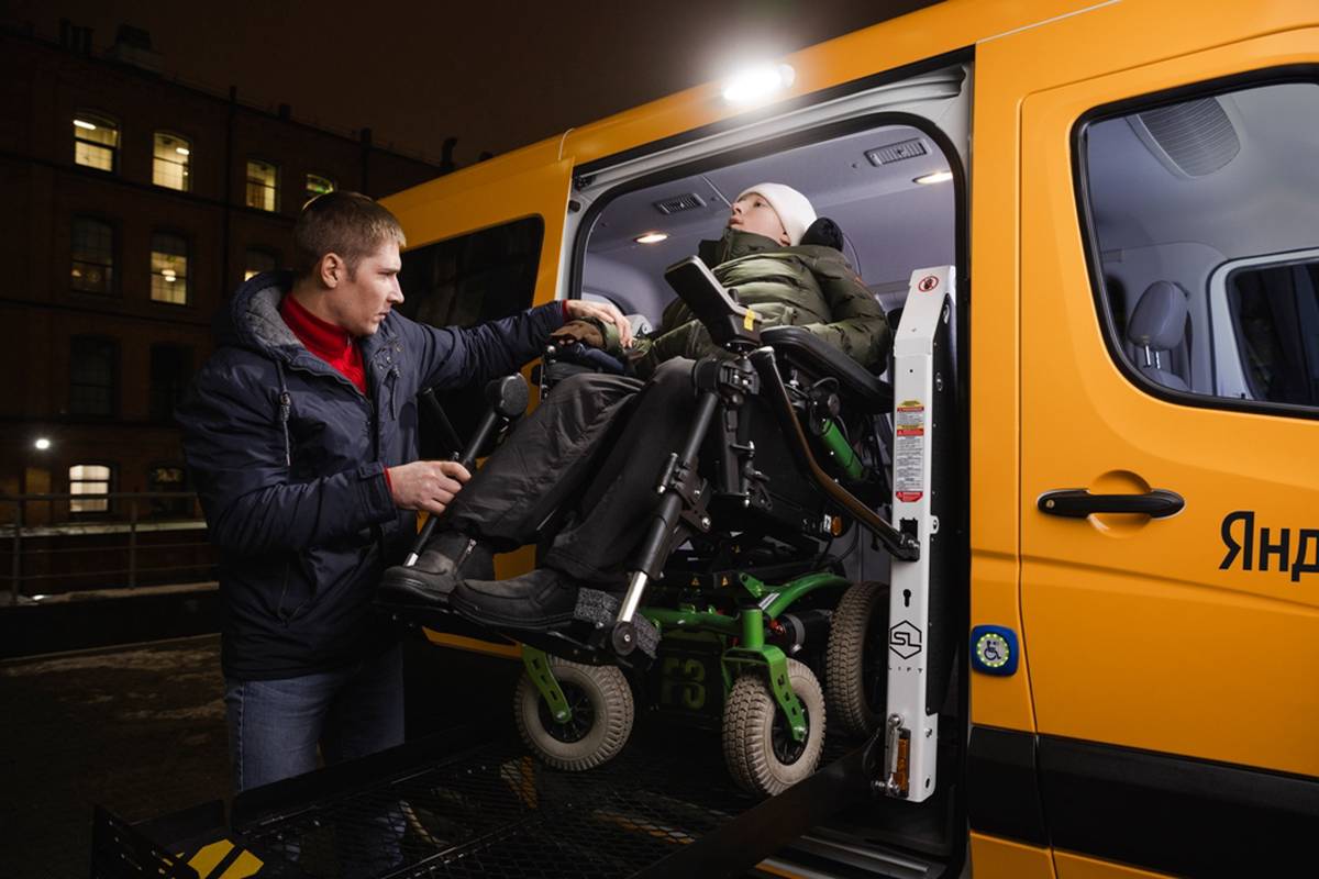 Известный агрегатор и Дептранс Москвы запустили такси для маломобильных пассажиров