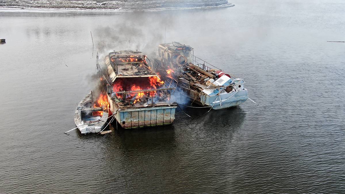 Пожарные спасли человека с горящего корабля на Москве-реке